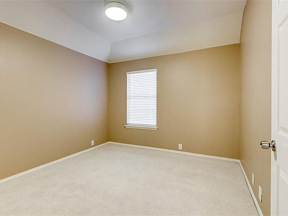 5th image of 3916 Oak Leaf Ln