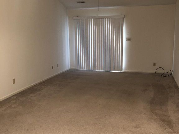 4th image of 110 W College Manor Dr