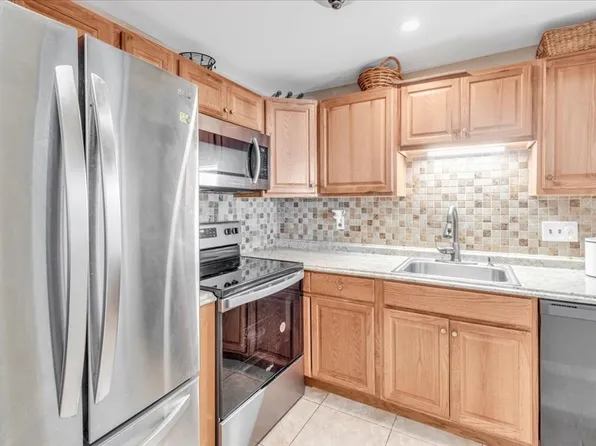 97 Colonel Bell Dr APT 6, Brockton, MA 02301