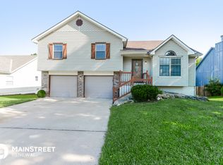 118 W Laredo Trl, Raymore, MO 64083