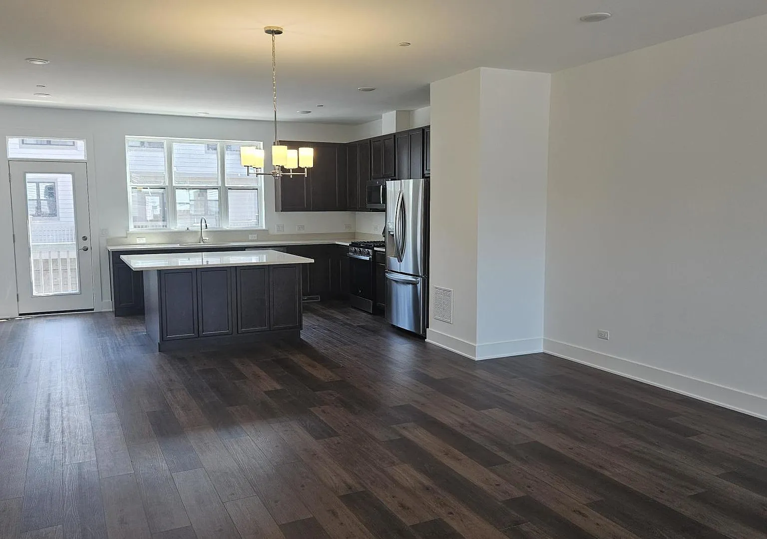 3 bed, 2.5 bath, 1954 sqft, $4,000 — Photo 3