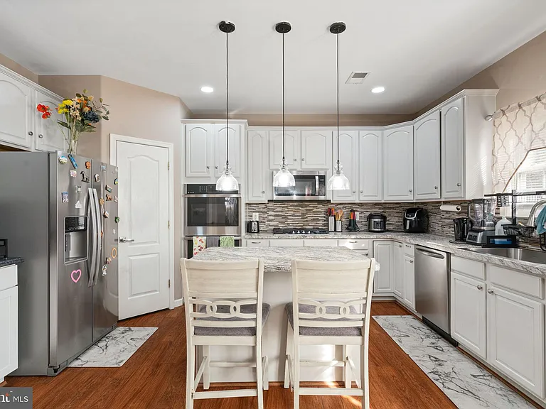 523 Windermere Dr — Photo 2