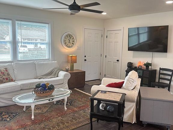 3rd image of 302 Glen Oak Cir