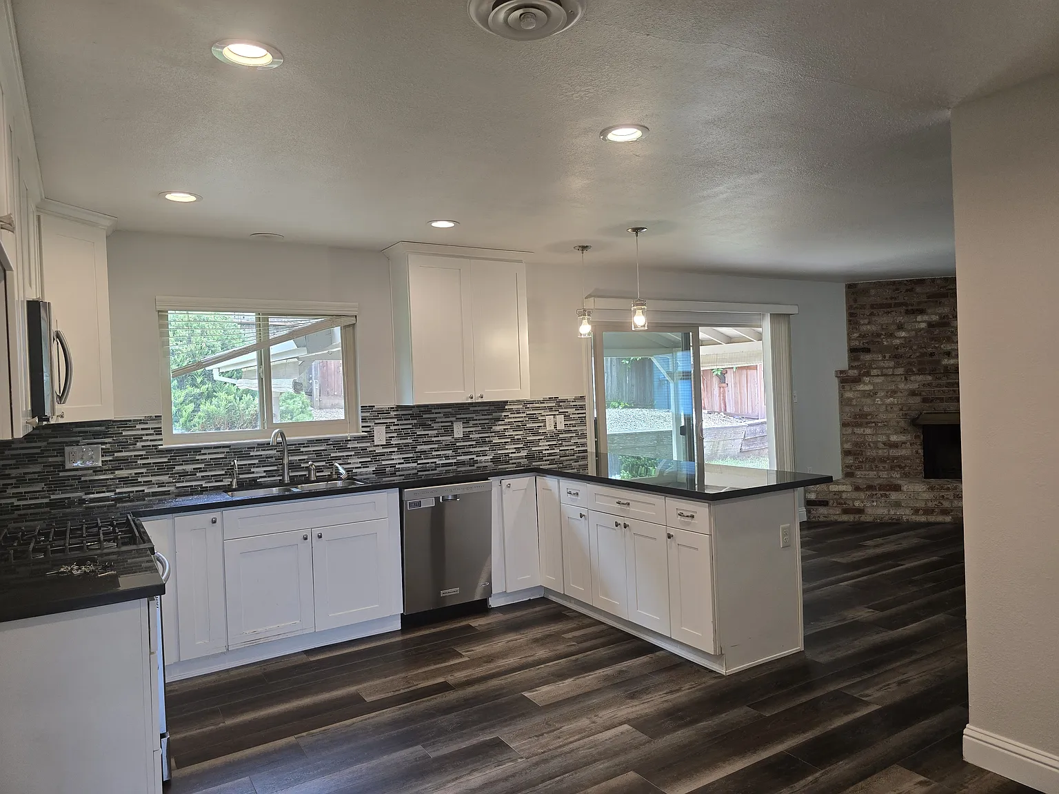 3 bed, 1598 sqft, $3,395 — Photo 4