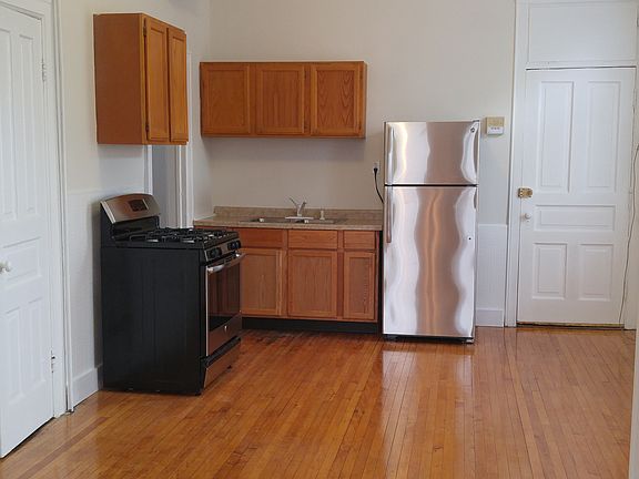 3rd image of 1040 N Hermitage Ave APT 2