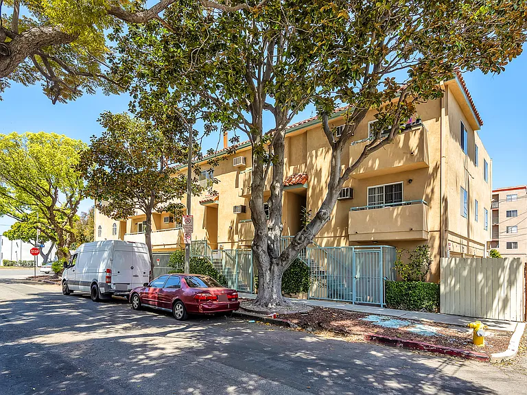 2400 Walnut Ave #8 — Photo 35