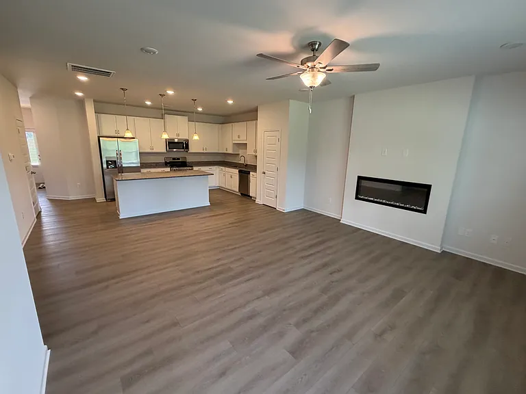 4913 Dresden Loop — Photo 5