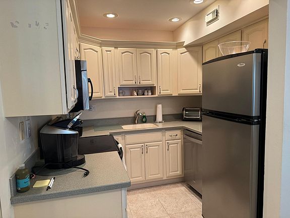 5th image of 3220 NE 10th Street #14