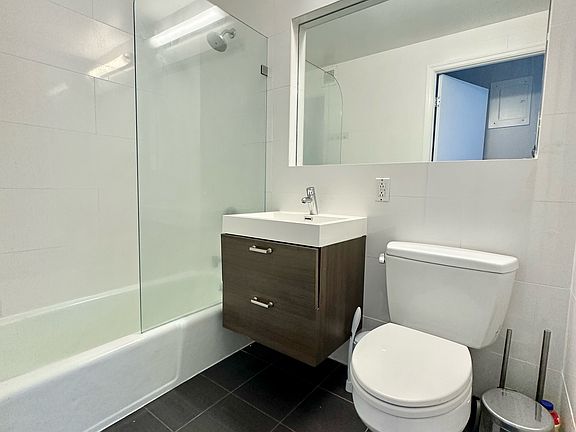 5th image of 333 E 45th St APT 5D