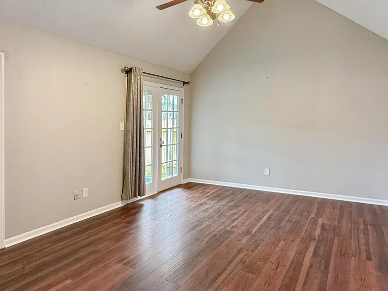 820 Rosedown Ln — Photo 10