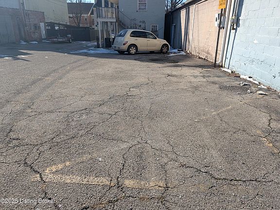 5th image of 114 W Hentz Ln