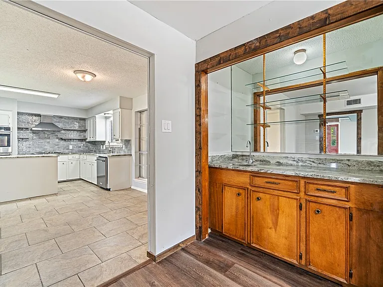 2445 Cricket Hollow St — Photo 8