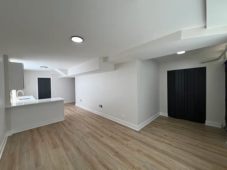 646 W 47th Pl #1 — Photo 4