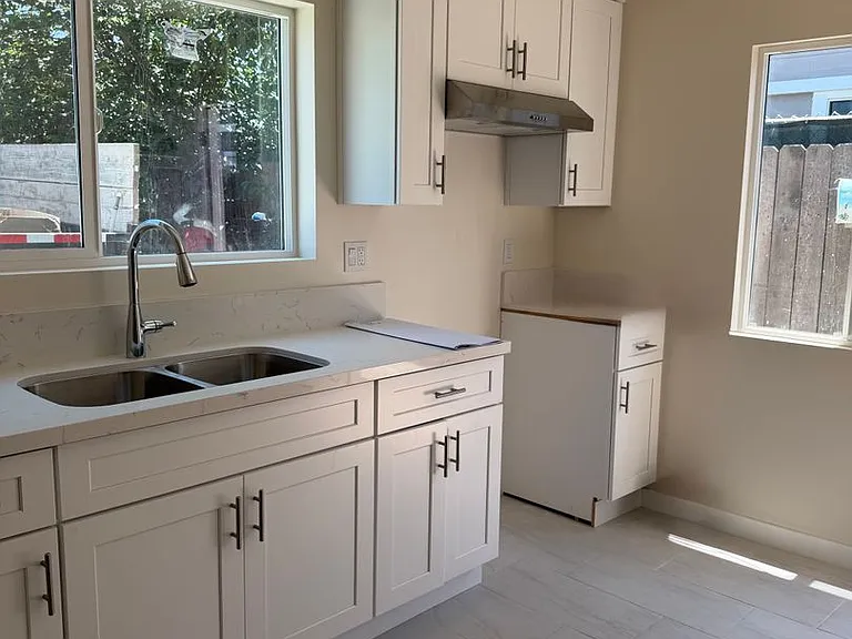 1039 N Liberty Ln — Photo 1