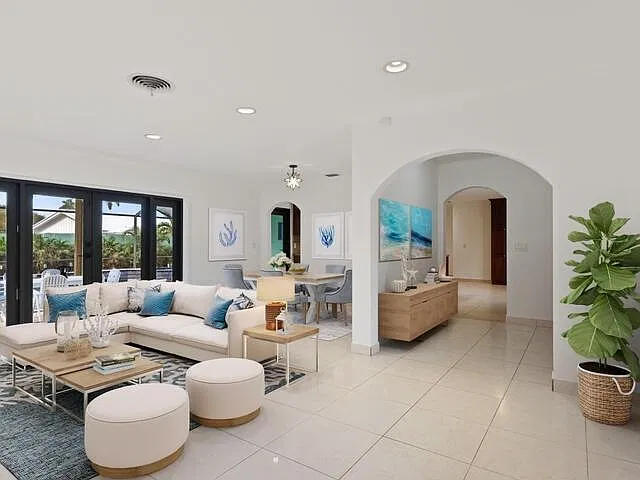 3 bed, 2.0 bath, 1656 sqft, $5,800 — Photo 2