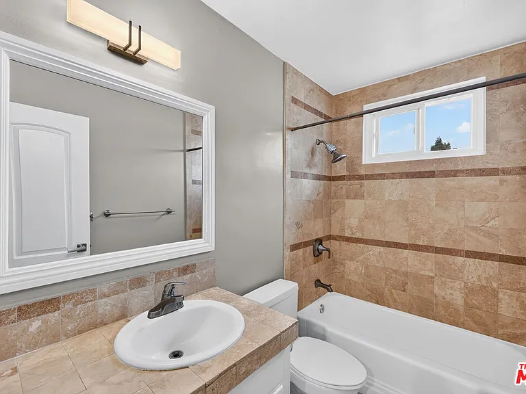 1619 Colby Ave #4 — Photo 26