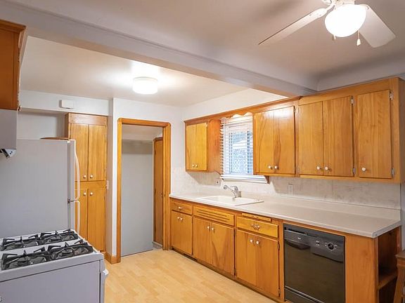 5th image of 12016 Bennington Ave