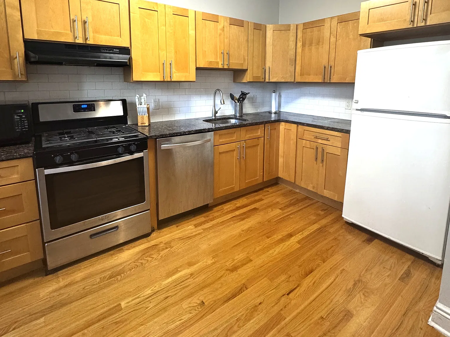 3 bed, 1600 sqft, $4,000 — Photo 4