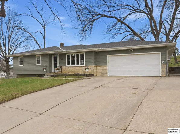 8014 Groves Cir, Omaha, NE 68147