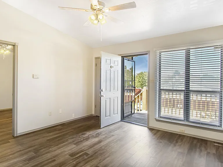 1000 Rambling Oaks Dr #6 — Photo 4