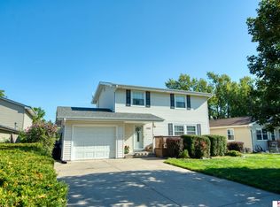 5320 R St, Omaha, NE 68117