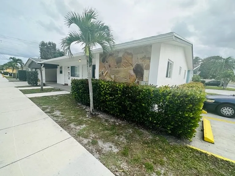 1011 9th Ave N Lake Worth, FL 33460 — Photo 3