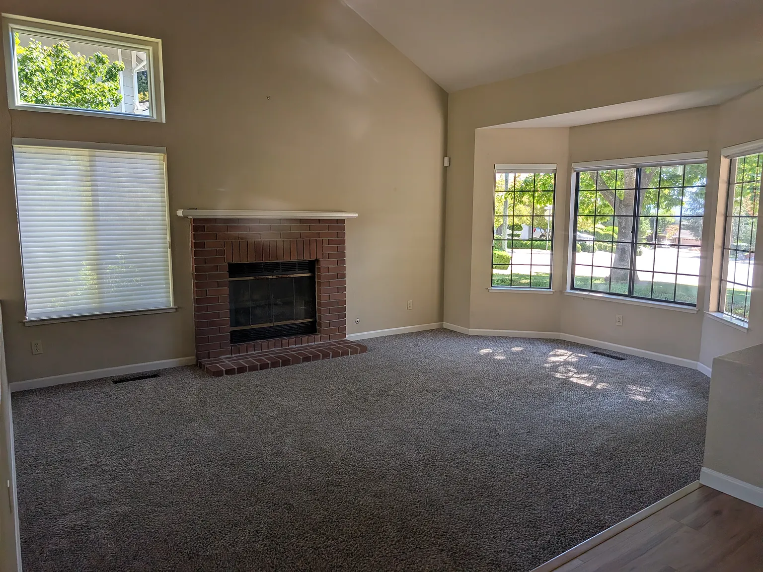 4 bed, 2.5 bath, 3176 sqft, $5,700 — Photo 3