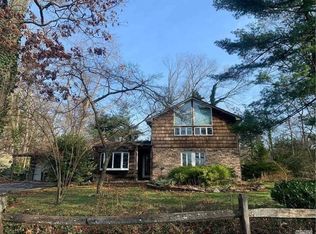 19 Meadowood Ct, Huntington, NY 11743