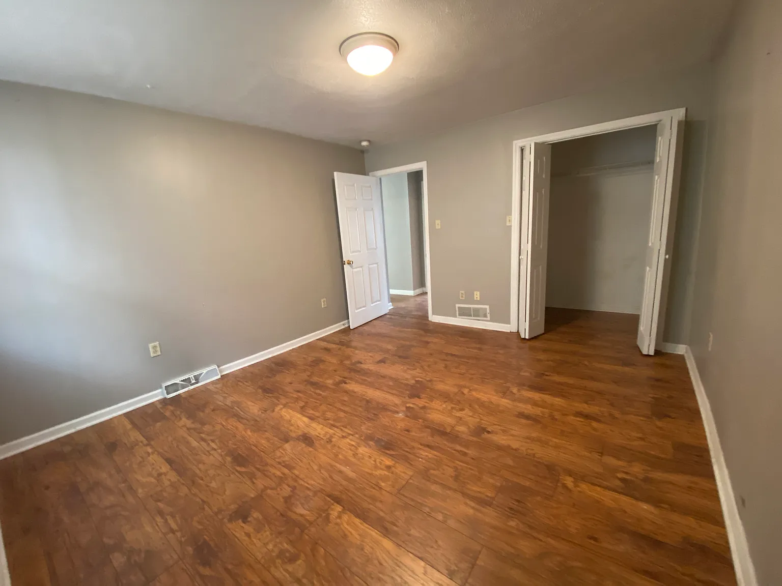 3 bed, 1000 sqft, $1,500 — Photo 1