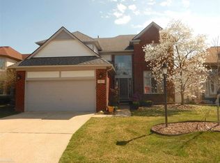 7074 Carriage Creek Dr, Washington Twp, MI 48094