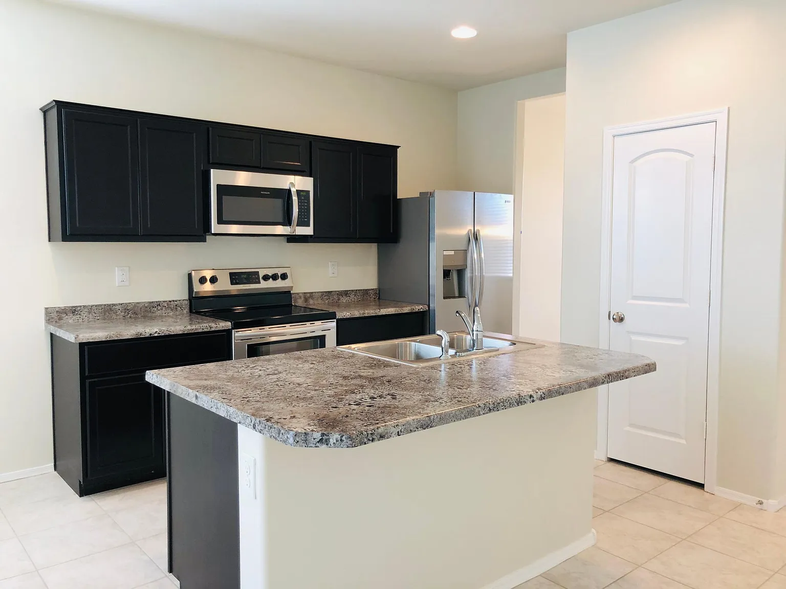 3 bed, 1260 sqft, $1,895 — Photo 4