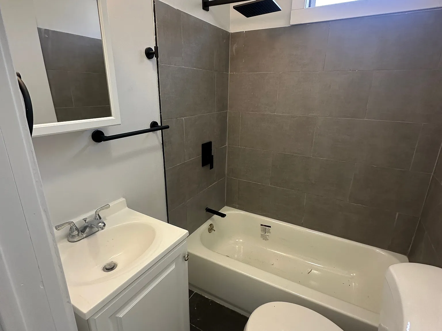 5 bed, 1300 sqft, $2,300 — Photo 3