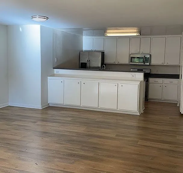 2050 S Bentley Ave — Photo 6