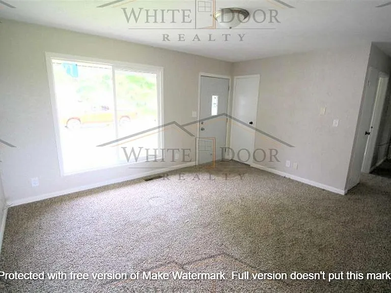 300 Vicksburg Ln — Photo 2