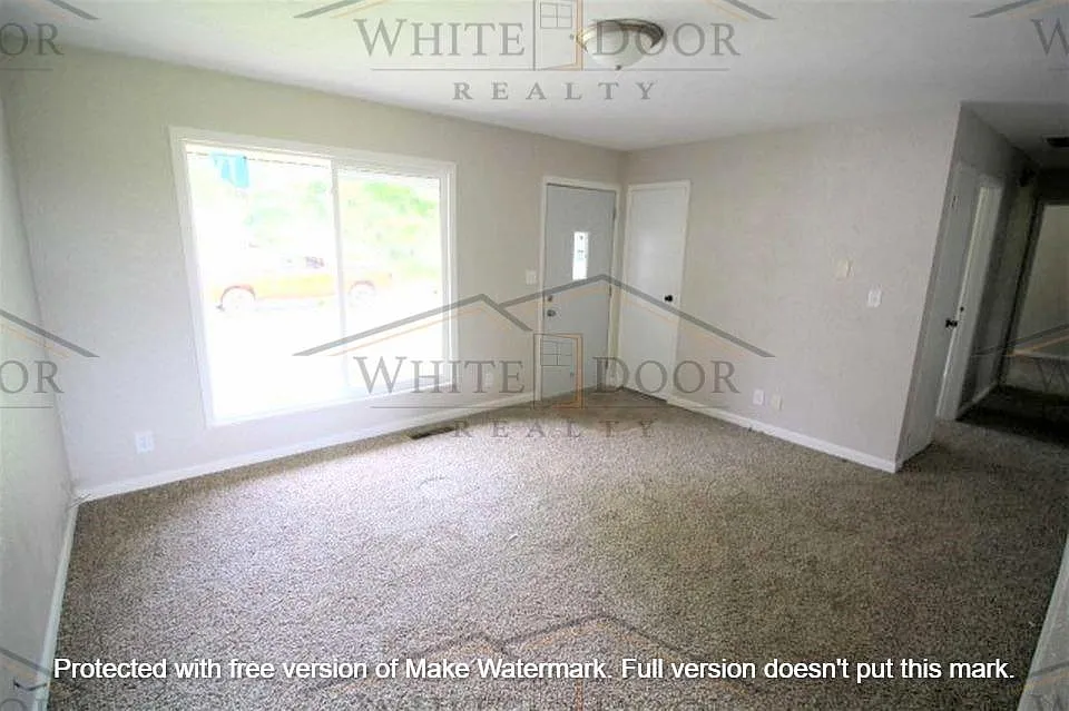 Building Photo - 300 Vicksburg Ln