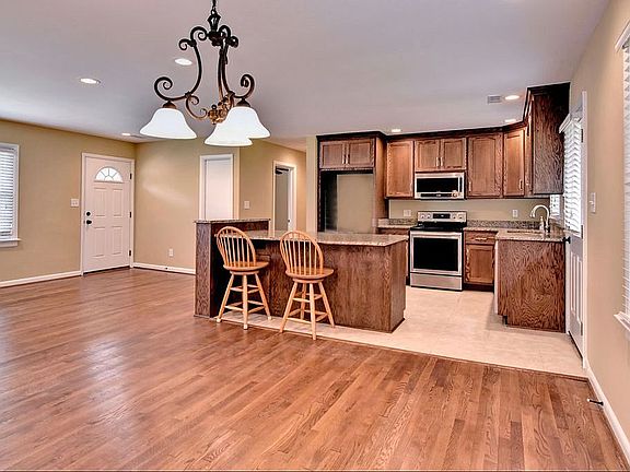 5th image of 305 Crittenden Ln