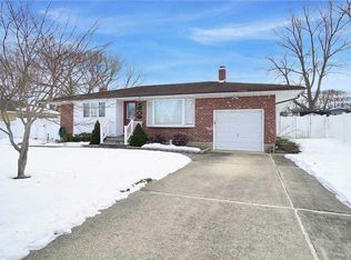 27 Valmont Ln, Commack, NY 11725