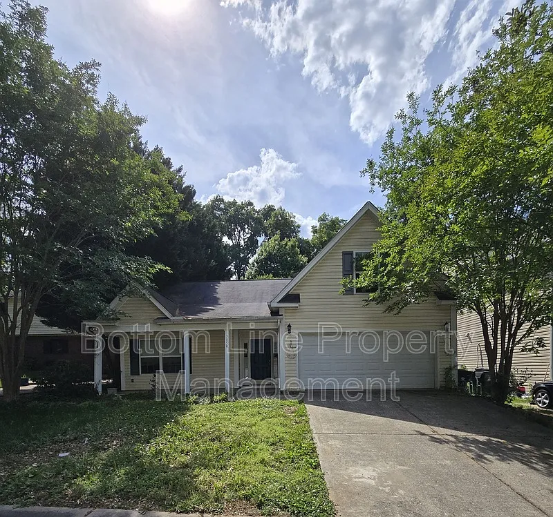 3 bed, 2.0 bath, 1500 sqft, $2,300 — Photo 2