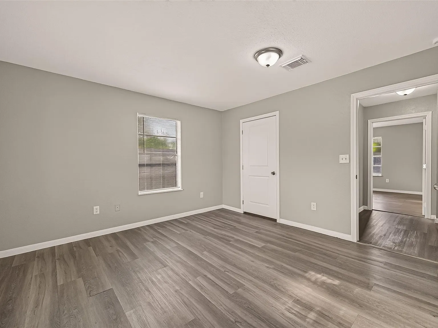 3 bed, 2.0 bath, 1184 sqft, $2,100 — Photo 4