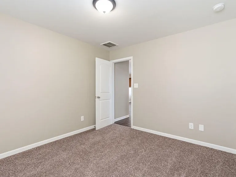 2545 Milsom Ln — Photo 5