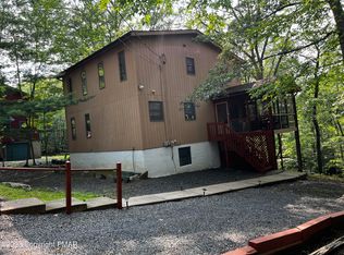 131 Cornwall Pl, Bushkill, PA 18324