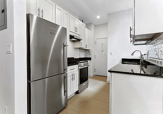 3rd image of 18 1st Ave APT 22