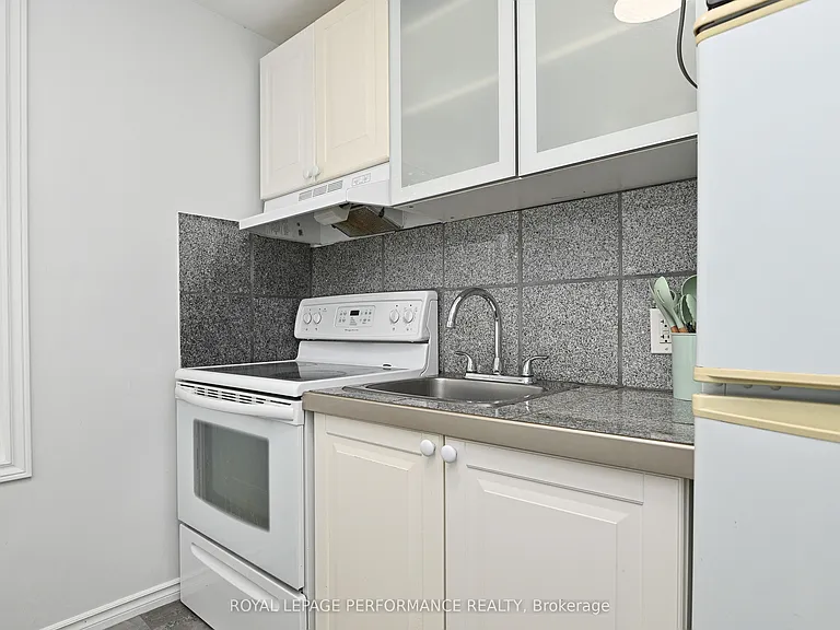 123 Pamilla St W #2 — Photo 8