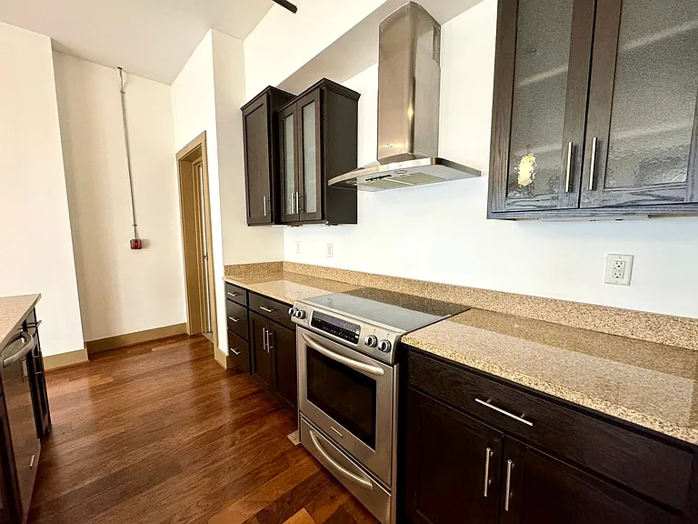 641 Walnut St Apartments — Photo 19