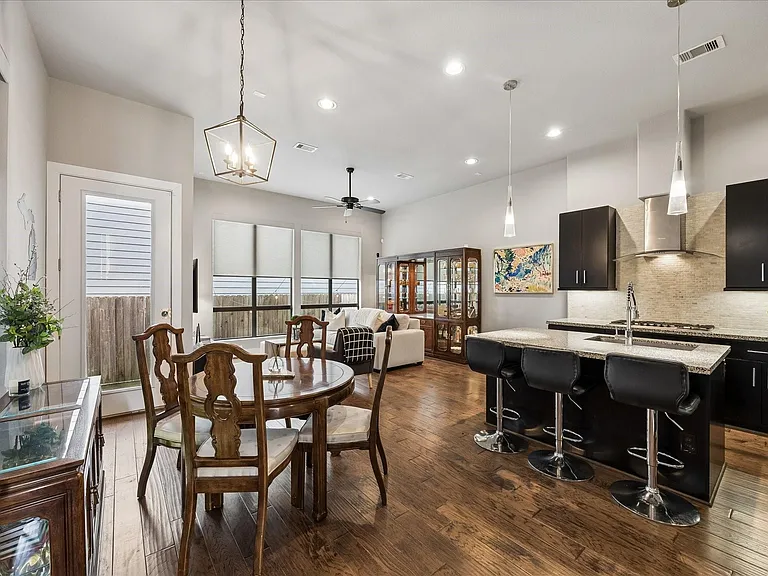 2410 Couch St — Photo 1