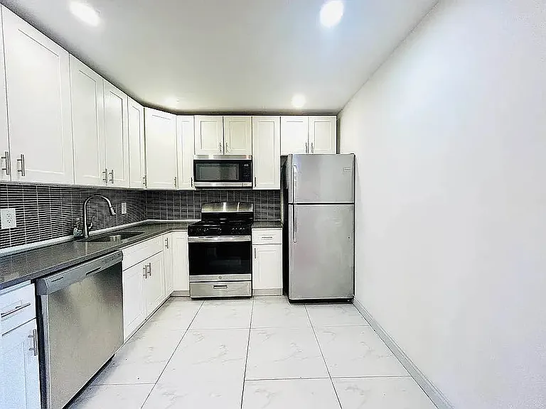 693 Autumn Ave #2 — Photo 5