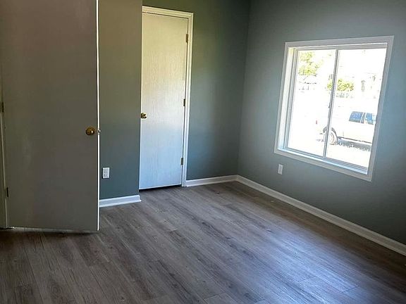 3rd image of 4904 Fontana St