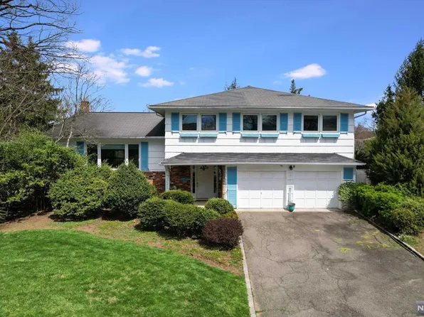4 Rutgers Ct, Roseland, NJ 07068