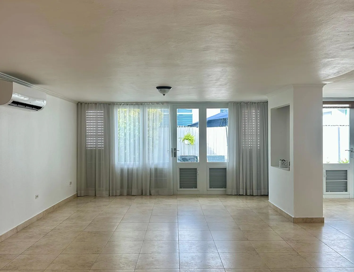 4 bed, 2.5 bath, 2400 sqft, $4,000 — Photo 4