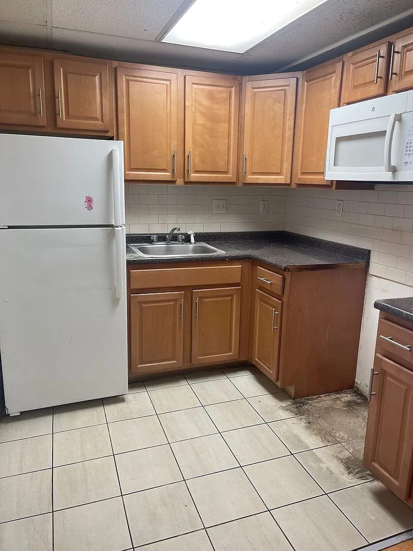 Free Month Super Sunny 3 Bed Split Great Layout With Bay Windows , Hw-Ht Inc, Now Or Feb — Photo 2